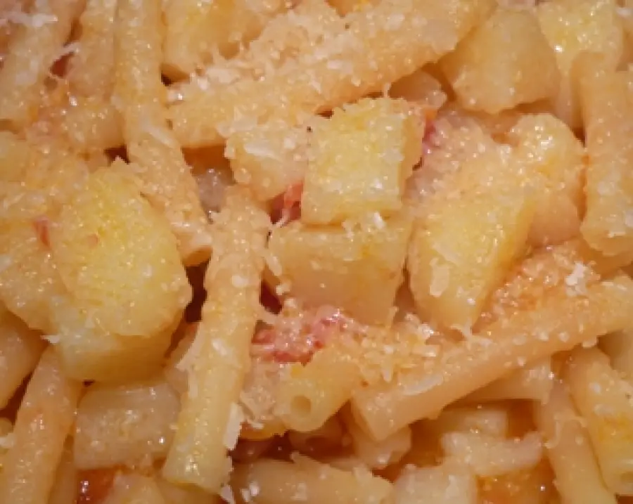 Pasta e patate pancetta e provola