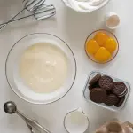 Coppa con crema pasticcera, biscotti e cacao: un dolce semplice e gustoso