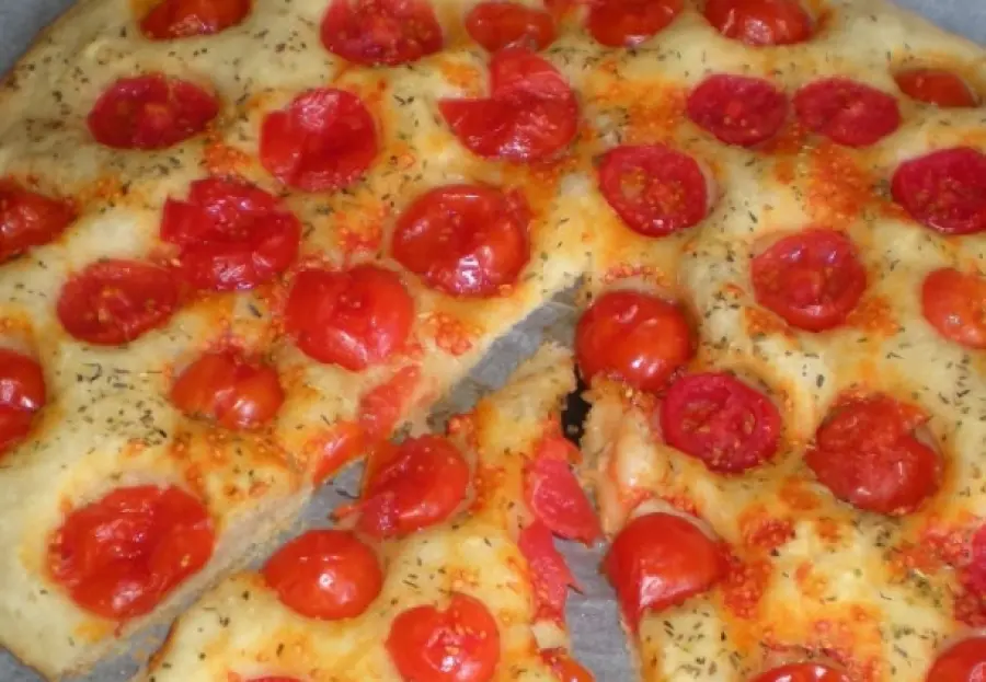 Focaccia con Pomodorini e Mozzarella Bimby