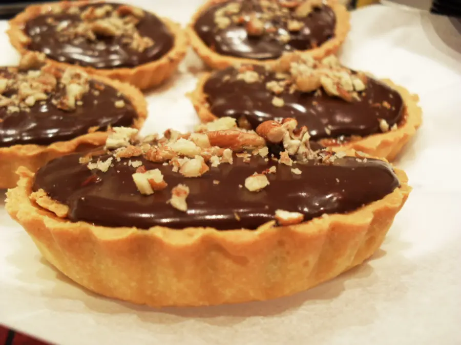 Crostata al cioccolato con granella di nocciole
