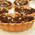 Crostata al cioccolato con granella di nocciole