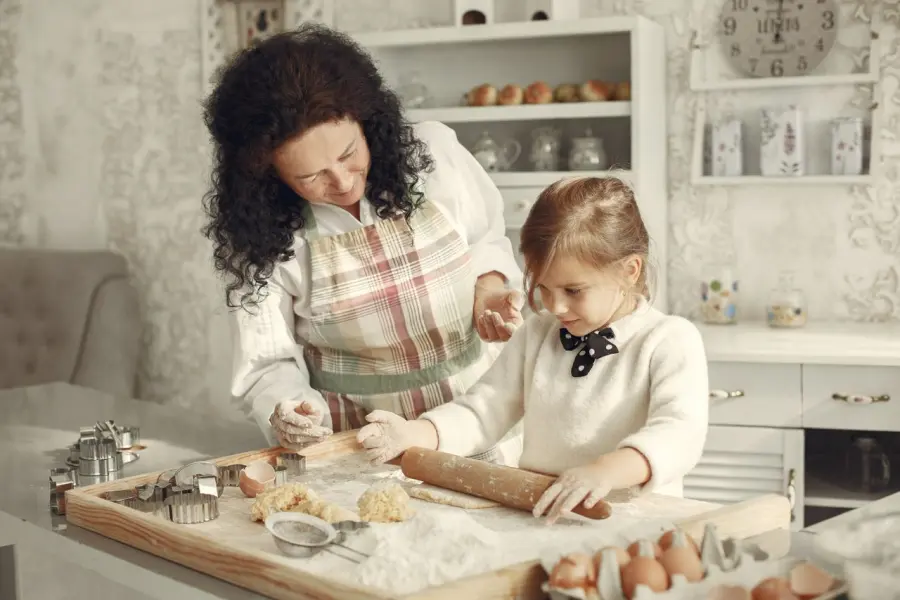 In cucina con i bambini: cosa possono fare davvero a ogni età